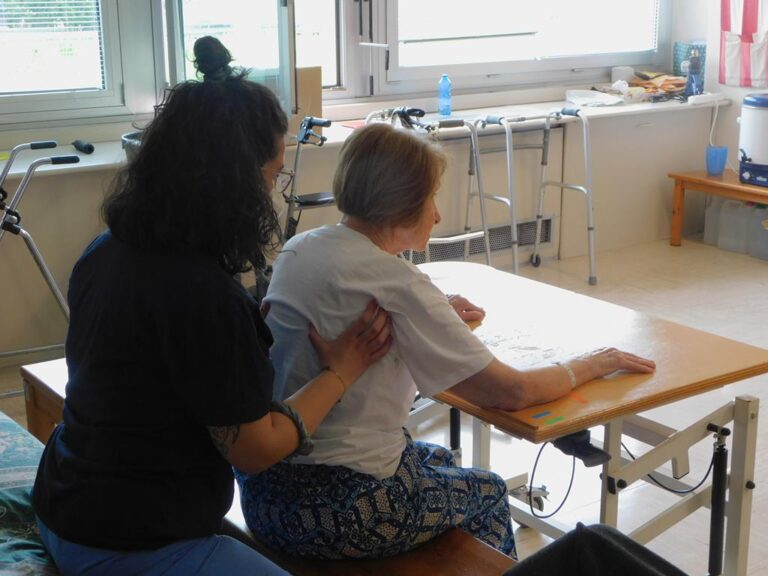 Una Ragazzina Durante Una Sessione Di Terapia Occupazionale Per Bambini Che Fa Esercizi Sensoriali Con Il Suo Terapista Image160355101